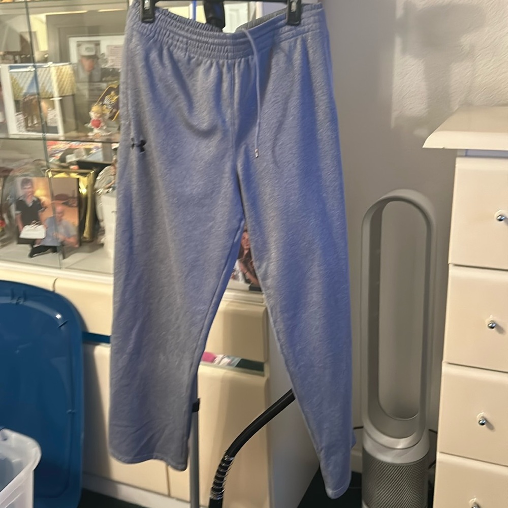 Men’s under armour  athletic  pants great condition